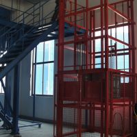 重慶都有哪些廠家生產(chǎn)液壓鏈條式貨梯液壓升降機(jī)